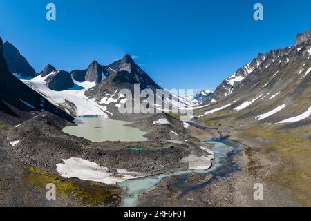 Vallée de Kaskasavagge avec glacier Kaskapakte et montagnes, montagne Kaskasatjakka et Kuopertjakka, lac glaciaire avec moraine, rivière Gaskkasjohka Banque D'Images