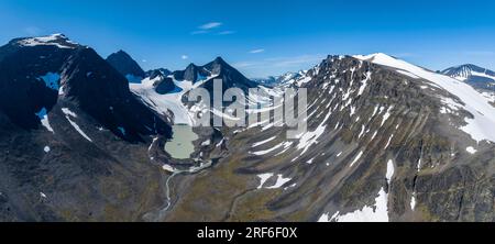 Vallée de Kaskasavagge avec glacier Kaskapakte et montagnes, montagne Kaskasatjakka, Kuopertjakka et Niibbas, lac glaciaire avec moraine Banque D'Images