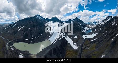 Vallée de Kaskasavagge avec glacier Kaskapakte et montagnes, montagne Kaskasatjakka, Kuopertjakka et Niibbas, lac glaciaire avec moraine Banque D'Images