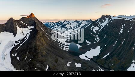 Vallée de Kaskasavagge avec glacier et montagnes, montagne Kuopertjakka, rivière Gaskkasjohka, massif de Kebnekaise, Laponie, Suède Banque D'Images