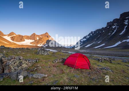 Tente rouge dans la vallée de Kaskasavagge, glacier et montagnes de Kaskapakte, montagne Kaskasatjakka et Kuopertjakka, rivière Gaskkasjohka, massif Kebnekaise Banque D'Images