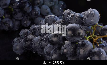 Détails de raisins frais sombres avec gouttes d'eau, gros plan Banque D'Images