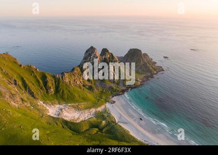 Vue sur la côte rocheuse du mont Matinden, Bleik, Andoya Island, Vesteralen, Norvège Banque D'Images