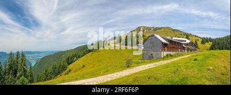 Paysage avec restaurant et gare Schafbergalm en dessous du sommet du Schafberg, Alpes, Autriche Banque D'Images