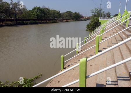 Escaliers avec balustrades sur les rives de la rivière Bang Pakong, Thaïlande Banque D'Images