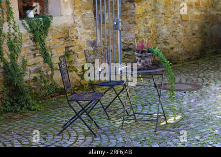 Nature morte au mur du château, meubles de jardin, groupe de sièges, chaises, table, plantes à la muraille circulaire, Château de Gomaringen, ancien parsonage de Banque D'Images