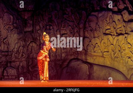 Danseur se produisant lors du festival annuel de danse devant Arjuna Penance The Descent of Ganges Mahabalipuram Mamallapuram près de Chennai, Tamoul Banque D'Images