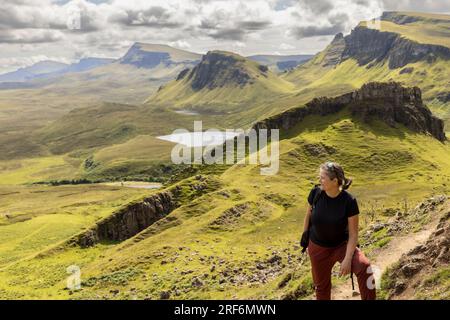 Femme randonnée sur la chaîne de montagnes Quiraing. C'est une formation géologique sur l'île écossaise de Skye et un paradis pour les randonneurs Banque D'Images