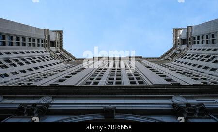 Vue du David N. Dinkins Municipal Building, un bâtiment de 40 étages dans le quartier Civic Center de Manhattan à New York. Banque D'Images