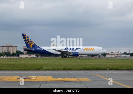 Un Boeing 767-3S1(ER) exploité par Atlas Air Cargo Company à la base aérienne de Yokota à Fussa, Tokyo, Japon. Banque D'Images