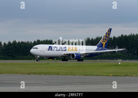 Un Boeing 767-3S1(ER) exploité par Atlas Air Cargo Company à la base aérienne de Yokota à Fussa, Tokyo, Japon. Banque D'Images