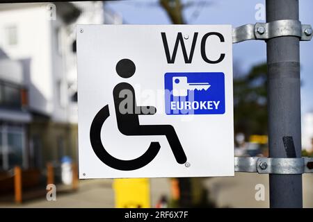 Wegweiser zu einem Behinderten-WC mit Eurokey-Zugang in Scharbeutz, Schleswig-Holstein, Allemagne Banque D'Images