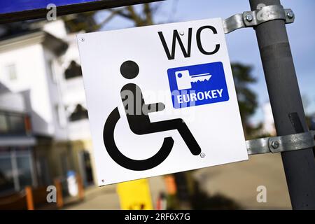 Wegweiser zu einem Behinderten-WC mit Eurokey-Zugang in Scharbeutz, Schleswig-Holstein, Allemagne Banque D'Images