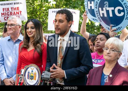 New York, New York, États-Unis. 31 juillet 2023. Christopher Marte, membre du conseil municipal, prend la parole lors d'un rassemblement appelant le président Joe Biden à déclarer l'état d'urgence sur la crise des migrants à New York dans le City Hall Park à New York. Le rassemblement a été organisé par Jenifer Rajkumar, membre de l ' Assemblée de l ' État, en présence d ' élus et de militants. (Image de crédit : © Lev Radin/Pacific Press via ZUMA Press Wire) USAGE ÉDITORIAL SEULEMENT! Non destiné à UN USAGE commercial ! Banque D'Images