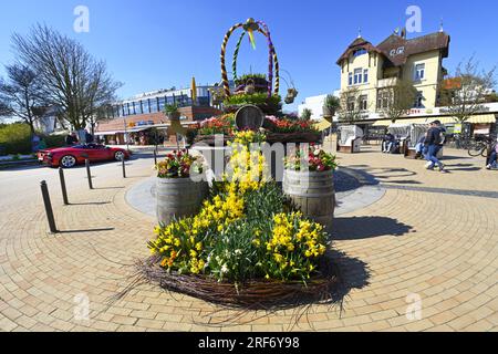 Mit Blumen geschmückter Brunnen auf dem Timmendorfer Platz in Timmendorfer Strand, Schleswig-Holstein, Deutschland Banque D'Images