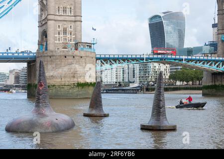 Londres, Royaume-Uni. 1 août 2023. Trois ailerons géants de requin Megalodon semblent s'élever à la surface de la Tamise près de Tower Bridge pour promouvoir la sortie britannique, le 4 août, du Warner Bros. Film d'images 'Meg 2 : The Trench', avec Jason Statham. Selon le Muséum d'histoire naturelle, l'espèce préhistorique connue sous le nom d'Otodus megalodon était le plus grand requin du monde, et l'un des plus grands poissons jamais existants. Crédit : Stephen Chung / Alamy Live News Banque D'Images