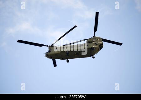 Zweimotoriger US-Militärhubschrauber Boeing CH-47F Chinook, Archivbild Banque D'Images