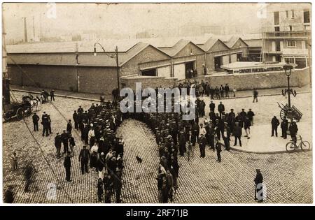 Greve du personnel et des chauffeurs de la Compagnie française des automobiles de place, Levallois. Carte postale DEBUT XXeme siecle. Banque D'Images