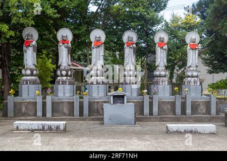 Statues en pierre (art public) d'Ojizou san, avec bavoirs rouges. Kanazawa, Japon. TRADUCTION : de gauche à droite : longue vie, donner des enfants, professeur de médecine, monde Banque D'Images