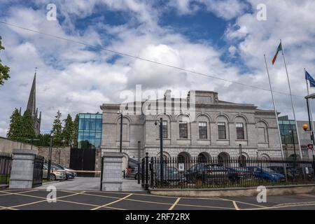 Mullingar County Westmeath, Irlande, 11 juillet 2023. Vue frontale du palais de justice Mullingar Banque D'Images