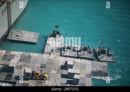 Les marins de l'armée affectés à la 368th Seaport Operations Company et à la 331st Transportation Company construisent une chaussée adjacente au MV Major Bernard F. Fisher au large de Bowen, en Australie, le 29 juillet 2023. Une fois terminé, le pont-jetée formera une jetée flottante permettant le déchargement des véhicules du Fisher au rivage, démontrant la capacité critique de joint Logistics Over-the-Shore pendant Talisman Sabre. Talisman Sabre est le plus grand exercice militaire bilatéral entre l'Australie et les États-Unis, avec une participation multinationale, faisant avancer un Indo-Pacifique libre et ouvert par strengt Banque D'Images