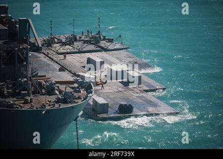 Les marins de l'armée affectés à la 368th Seaport Operations Company et à la 331st Transportation Company construisent une chaussée adjacente au MV Major Bernard F. Fisher au large de Bowen, en Australie, le 29 juillet 2023. Une fois terminé, le pont-jetée formera une jetée flottante permettant le déchargement des véhicules du Fisher au rivage, démontrant la capacité critique de joint Logistics Over-the-Shore pendant Talisman Sabre. Talisman Sabre est le plus grand exercice militaire bilatéral entre l'Australie et les États-Unis, avec une participation multinationale, faisant avancer un Indo-Pacifique libre et ouvert par strengt Banque D'Images