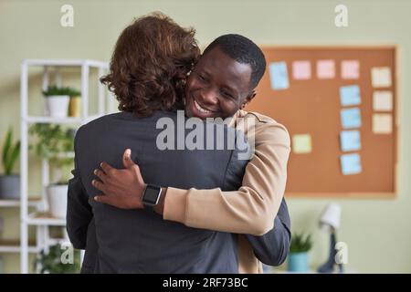 Portrait de jeune homme noir serrant collègue dans le bureau comme salutation amicale, espace de copie Banque D'Images