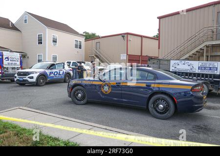 Amityville (États-Unis d ' Amérique). 12 septembre 2023. Amityville, New York : les enquêteurs de la police du comté de Suffolk fouillent des boîtes, cherchant des preuves à l'unité de stockage n ° 86 de Rex Heuermann's à l'Omega Self Storage au 185 Sunrise Highway à Amityville, New York, le 20 juillet 2023. Personnes : Rex Heuermann crédit : Storms Media Group/Alamy Live News Banque D'Images