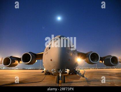 Un C-17 Globemaster III de la 105th Airlift Wing se trouve sur la bretelle de l'aéroport international de Koweït le 30 juin 2023. Dix-sept aviateurs de la Stewart Air National Guard base, Newburgh, NY ont fait le tour du monde avec la 123e équipe d'intervention d'urgence en soutien à l'exercice Air Defender 23 et Mobility Guardian 23. (ÉTATS-UNIS Photo de la Garde nationale aérienne par le 2e lieutenant Briana Ross) Banque D'Images