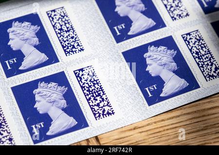 Livres de timbres-poste à code-barres Royal Mail de 1e classe représentant la tête de la reine Elizabeth II le 29 juillet 2023 à St Dogmaels, pays de Galles, Royaume-Uni. Les timbres sans code-barres ne seront plus valables à partir du lundi 31 juillet 2023, alors qu'ils peuvent toujours être échangés dans n'importe quel bureau de poste dans le cadre du programme de swap out de Royal Mail. (Photo de Mike Kemp/In Pictures via Getty Images) Banque D'Images