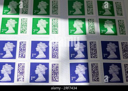 Livres de timbres-poste à code-barres Royal Mail de 1e et 2e classe représentant la tête de la reine Elizabeth II le 29 juillet 2023 à St Dogmaels, pays de Galles, Royaume-Uni. Les timbres sans code-barres ne seront plus valables à partir du lundi 31 juillet 2023, alors qu'ils peuvent toujours être échangés dans n'importe quel bureau de poste dans le cadre du programme de swap out de Royal Mail. (Photo de Mike Kemp/In Pictures via Getty Images) Banque D'Images