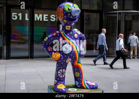 Les gens de la ville de Londres interagissant avec un grand personnage de Morph 3D qui fait partie de morphs Epic Art Adventure avec des sculptures de grande taille du personnage animé très apprécié de la télévision pour enfants, dont chacun a été peint avec un design par des artistes bien connus ou émergents. Le 6 juillet 2023 à Londres, Royaume-Uni. Le parcours artistique composé de 56 morphs est organisé et hébergé par Whizz Kidz, une association caritative britannique pour les jeunes utilisateurs de fauteuils roulants. Banque D'Images