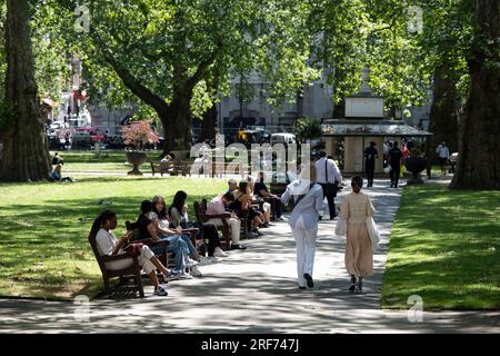 Berkeley Square dans le quartier exclusif de Mayfair le 7 juillet 2023 à Londres, Royaume-Uni. Traditionnellement, les parties riches de l'ouest de Londres, se sont développées en terrains de jeux riches des super riches, avec des afflux d'argent à l'étranger, en particulier du Moyen-Orient, de Russie et de Chine. Selon des recherches récentes, la capitale britannique abrite plus de personnes de haute valeur nette HNW, et de très haute valeur nette UHNW que toute autre ville dans le monde. Banque D'Images