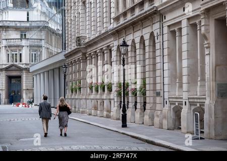 Vue le long de Throgmorton Avenue dans la Cité de Londres le 6 juillet 2023 à Londres, Royaume-Uni. Cette rue porte le nom de Nicholas Throckmorton, banquier en chef d'Angleterre sous le règne de la reine Elizabeth I et chef d'une ancienne famille du Warwickshire et va de Throgmorton Street à London Wall : c'est une route privée appartenant à la compagnie de livrée des Drapers et à la compagnie de livrée des Carpenters. La City of London est une ville, un comté cérémonial et un district gouvernemental local qui contient le principal quartier central des affaires de Londres. La City de Londres est largement appelée ci Banque D'Images