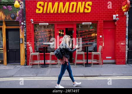 Cocktails et rêves et panneau néon disco dans la fenêtre du Simmons Bar à Soho le 9 juillet 2023 à Londres, Royaume-Uni. Soho est un quartier de la Cité de Westminster, qui fait partie du West End. À l'origine un quartier à la mode pour l'aristocratie, il a été l'un des principaux quartiers de divertissement de la capitale depuis le 19e siècle. Banque D'Images