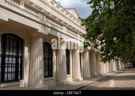 Extérieur de l'Institute of Contemporary Arts ou ICA et de la British Academy sur le Mall le 10 juillet 2023 à Londres, Royaume-Uni. L’Institut des arts contemporains soutient l’art et la culture radicaux à travers son programme d’expositions, d’événements et de conférences. Banque D'Images