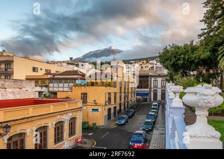 Vue du volcan El Teide depuis la ville d'Icod de los Vinos sur Tenerife au coucher du soleil, îles Canaries, Espagne. Banque D'Images