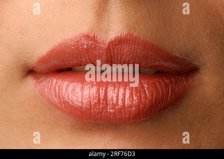 Leicht geöffneter Mund einer jungen Frau, rote Lippen, Kussmund, schöne Zähne, rote Lippen, Lippenstift, libération du modèle Banque D'Images