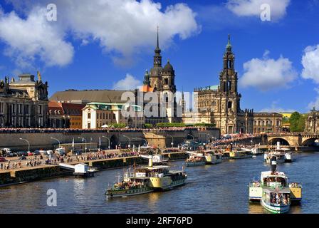 Cette image montre le célèbre défilé annuel de bateau à vapeur sur l'Elbe près de la vieille ville de Dresde en Allemagne. Banque D'Images