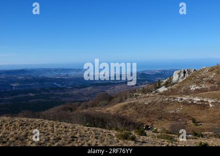 Vue sur Primorska, la Slovénie et la ville de Koper au bord de la mer Adriatique depuis la colline de Slavnik Banque D'Images