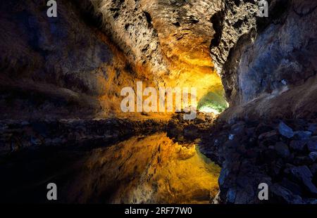 Dans Wasserspiegelung der Cueva Cuevas de los Verdes, Cesar Manrique von illumiertes Höhlensystem Lavatunnels aufwendig von, Lanzarote, Kanarische Ins Banque D'Images