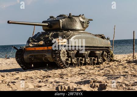 Un char Sherman américain de la Seconde Guerre mondiale sur la plage. Banque D'Images