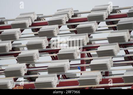 Préparation de tuiles en céramique pour la pose de tuiles sur un toit à barreaux. Banque D'Images