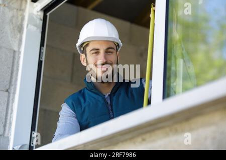 portrait de l'architecte à l'intérieur de la maison en cours de rénovation Banque D'Images