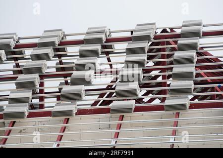 Préparation de tuiles en céramique pour la pose de tuiles sur un toit à barreaux. Banque D'Images