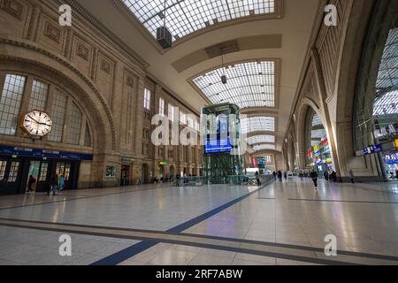 Leipzig, Allemagne - 20 février 2023 : gare principale de Leipzig. Gare ou Hauptbahnhof de la Deutsche Bahn. Hall de train avec magasins dans deux f Banque D'Images