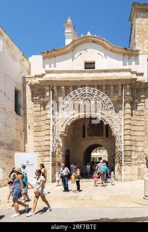 Piazza Giuseppe Verdi Square, Porta Vecchia gate, Polignano a Mare, Pouilles, Italie, Europe Banque D'Images