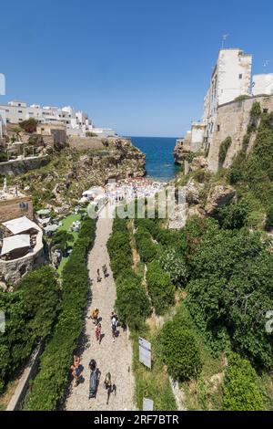 Vue depuis la place Piazza Giuseppe Verdi, Polignano a Mare, Pouilles, Italie, Europe Banque D'Images