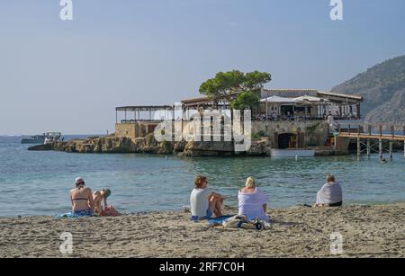 Badestrand, Insel mit Restaurant in der Bucht von Camp de Mar, Mallorca, Espagnol Banque D'Images