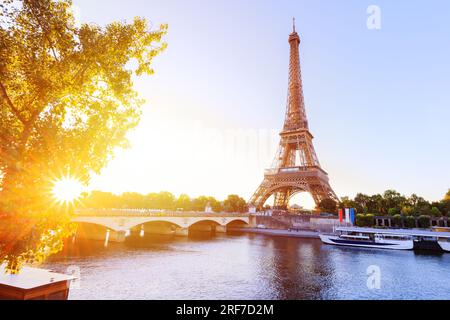 Paris, France. Tour Eiffel et Seine au lever du soleil. Banque D'Images